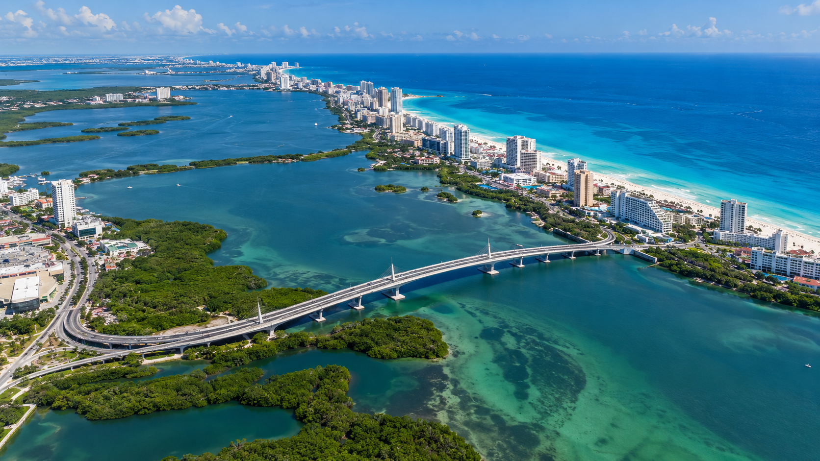 Vista aérea panorámica de la Zona Hotelera de Cancún y el nuevo puente