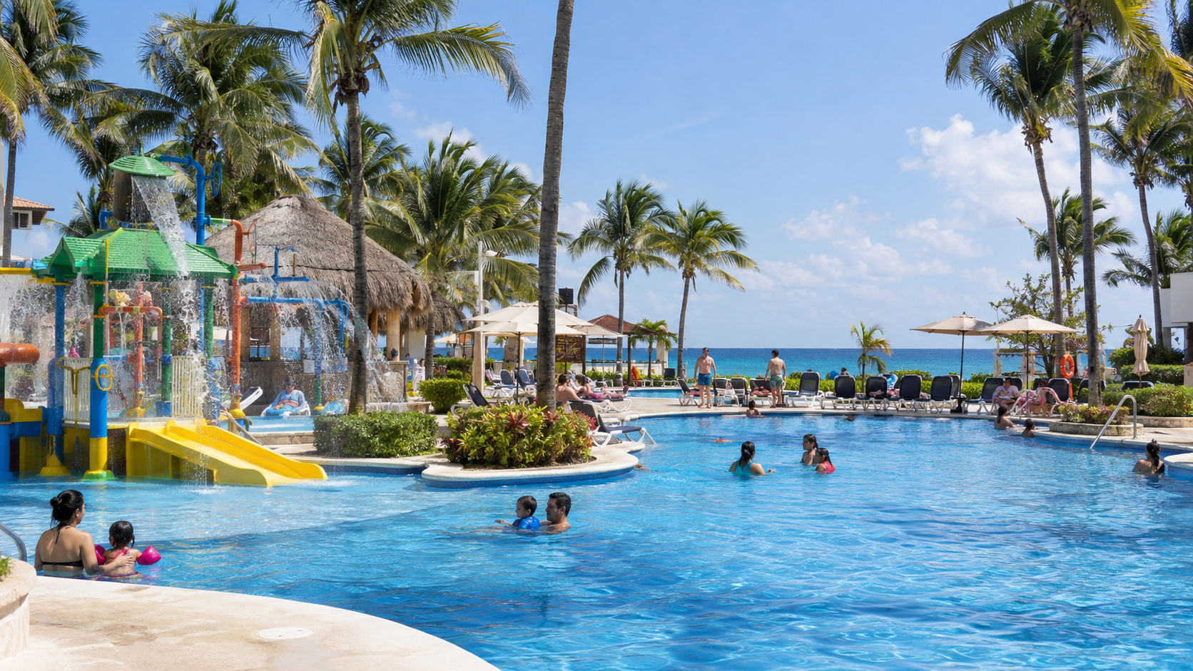 Resort familiar con piscina y área acuática en Cancún